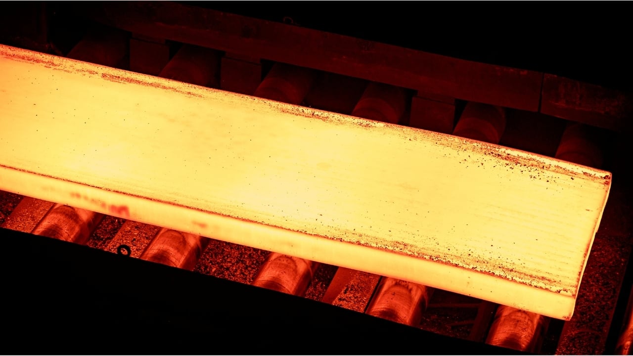 Hot strip on a rolling mill