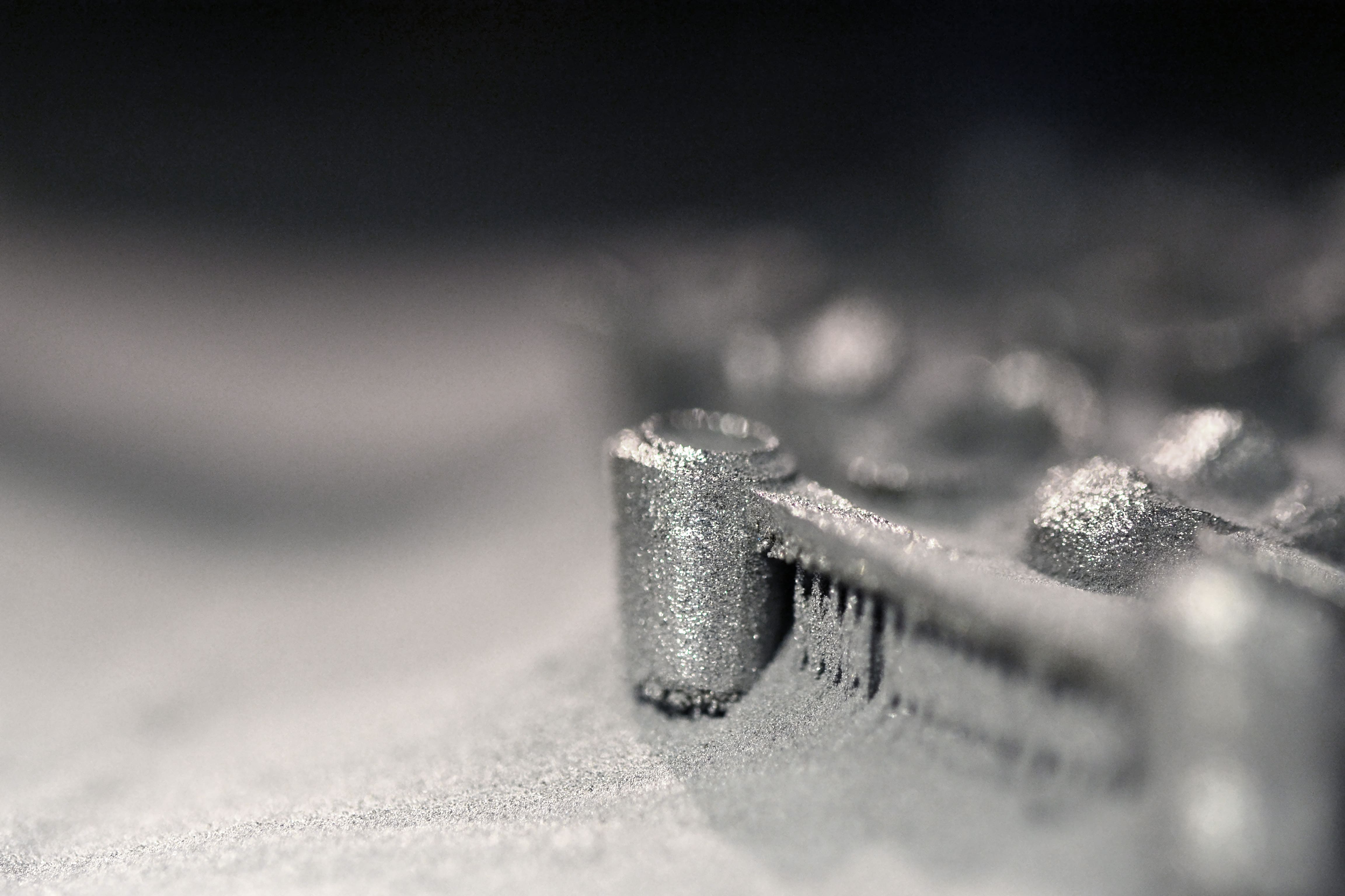 Printing platform with a 3d printed object covered in metallic powder