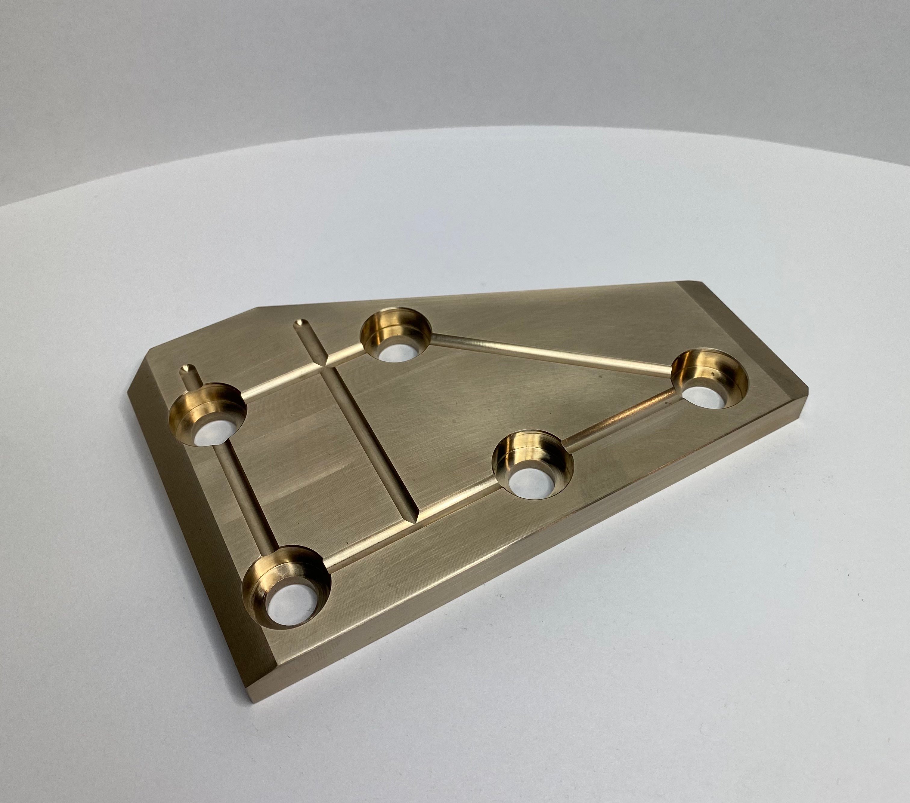 Coiler mandrel wear plate made from AMPCO® 18 with lubrication grooves